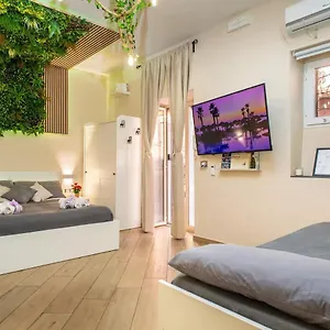 https://tropical-holiday-house.taorminaitalyhotels.com